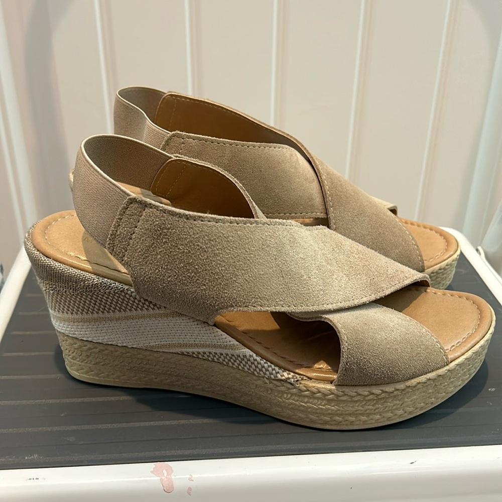 Nude wedges